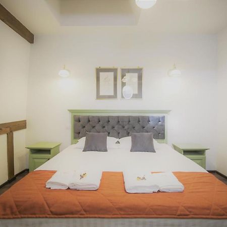 Hotel La Curtea Domneasca Piatra Neamţ Exterior foto