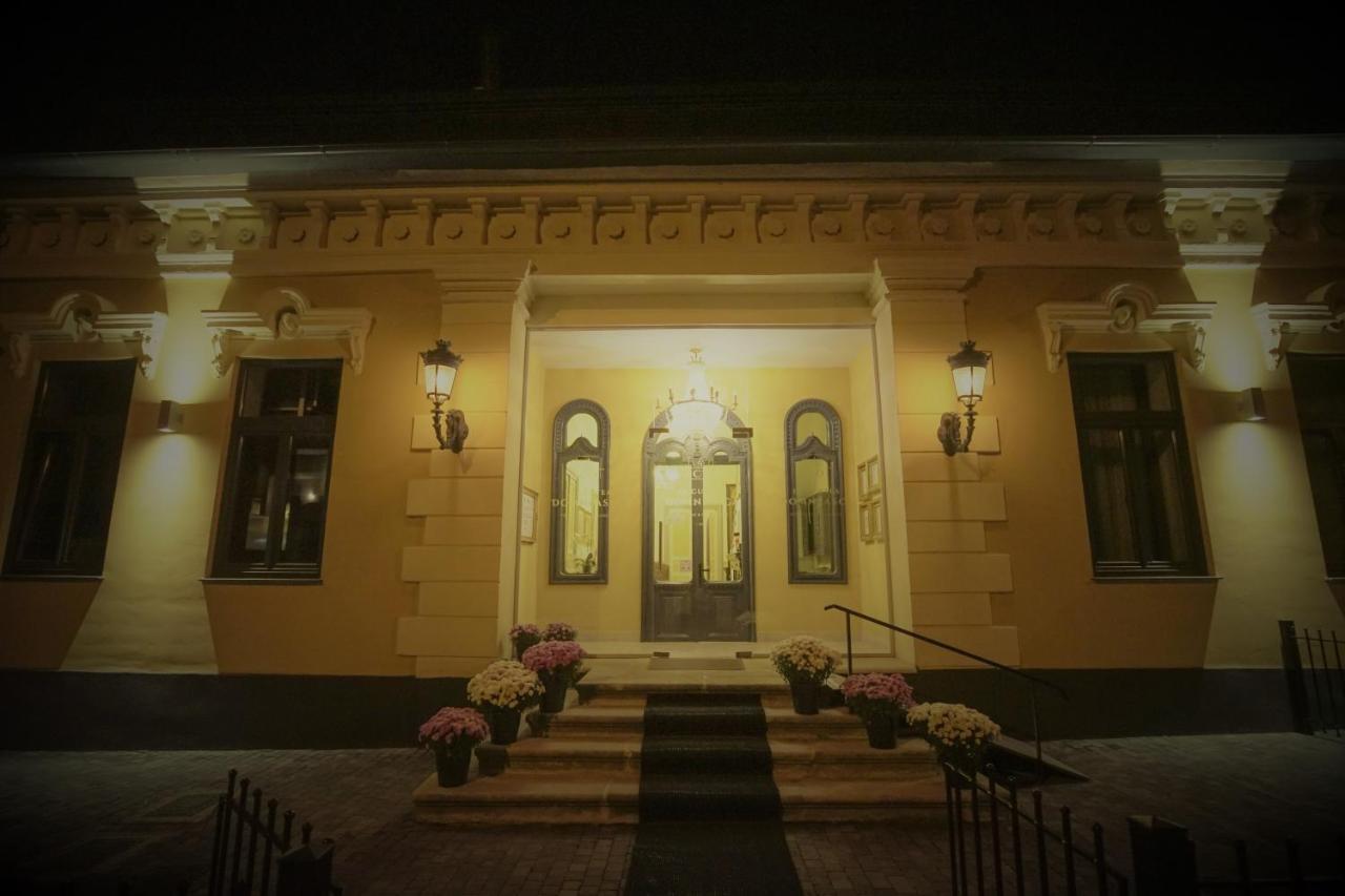 Hotel La Curtea Domneasca Piatra Neamţ Exterior foto