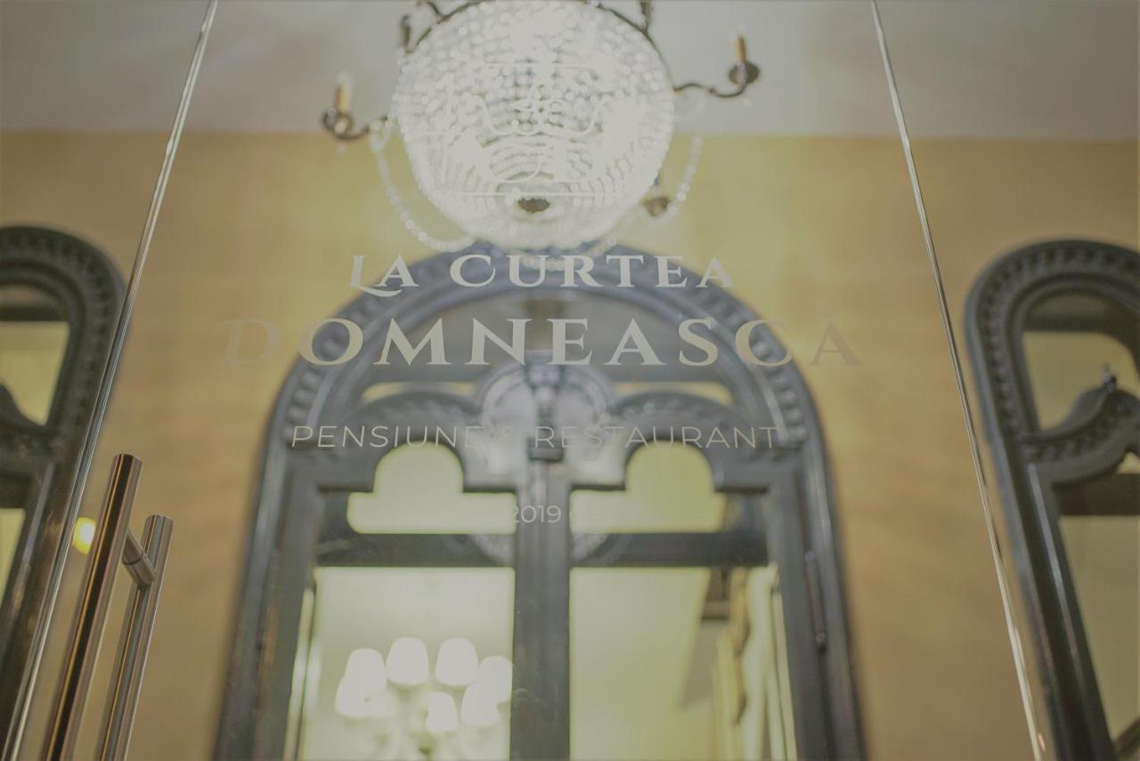 Hotel La Curtea Domneasca Piatra Neamţ Exterior foto